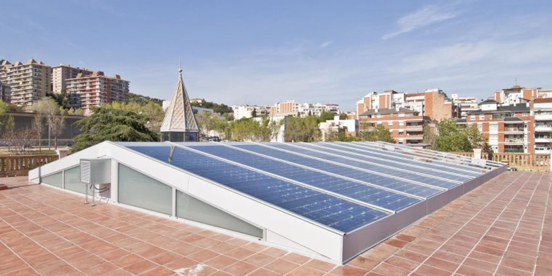 Instalación fotovoltaica sobre cubierta de un edificio.