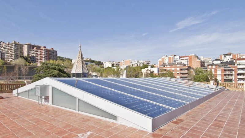 Instalación fotovoltaica sobre cubierta de un edificio. 