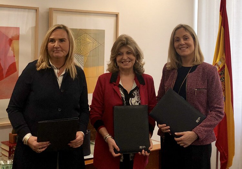 El acuerdo ha sido firmado por Emma Navarro, vicepresidenta del BEI, y por Rosalía Gonzalo y Engracia Hidalgo, consejeras de Transportes, Vivienda e Infraestructura y de Economía, Empleo y Hacienda de la Comunidad de Madrid.