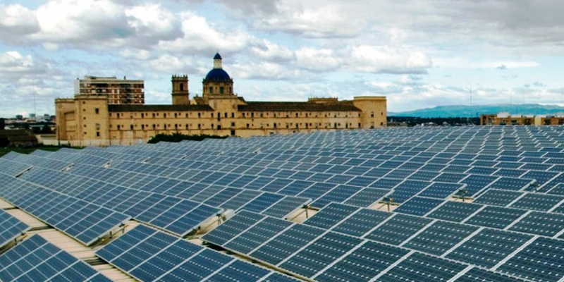 Paneles solares sobre la cubierta de un edificio.