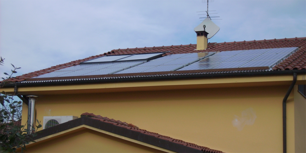 Paneles solares sobre el tejado de una vivienda.