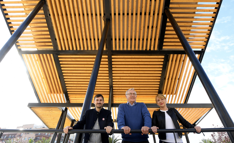 El alcalde de Valencia, Joan Ribó, ha visitado las pérgolas solares de autoconsumo del parque Morverdre junto a al concejal de Gobierno Interior, Sergi Campillo, y a la concejala de Medio Ambiente, Pilar Soriano.