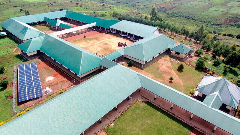 Vista aérea de la Universidad Lago Abierto de RD Congo con la instalación de placas solares. 