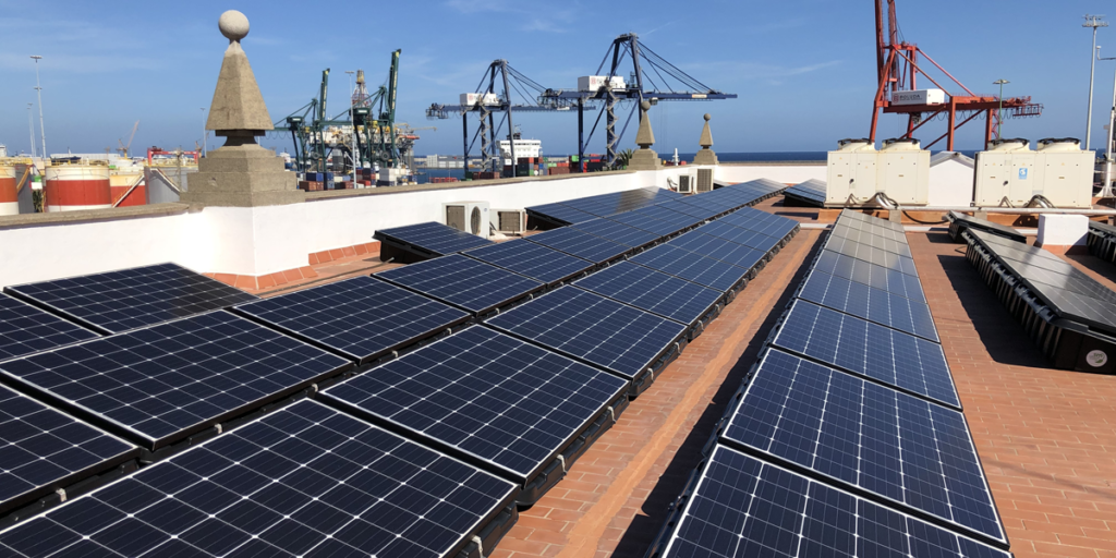 Instalación fotovoltaica sobre la cubierta del edificio principal del Puerto de la Luz de Gran Canaria.