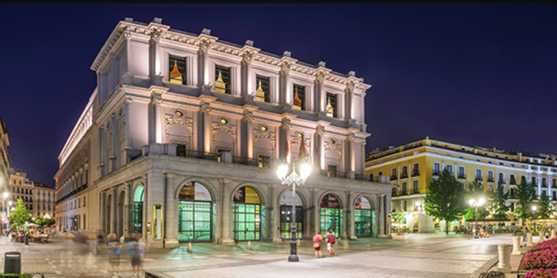 Fachada iluminada del Teatro Real de Madrid.