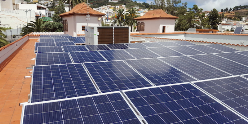 Instalación fotovoltaica sobre la cubierta del Ayuntamiento de Teror.