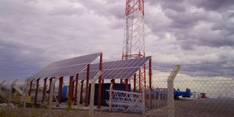 Estación base de telecomunicaciones con paneles fotovoltaicos.