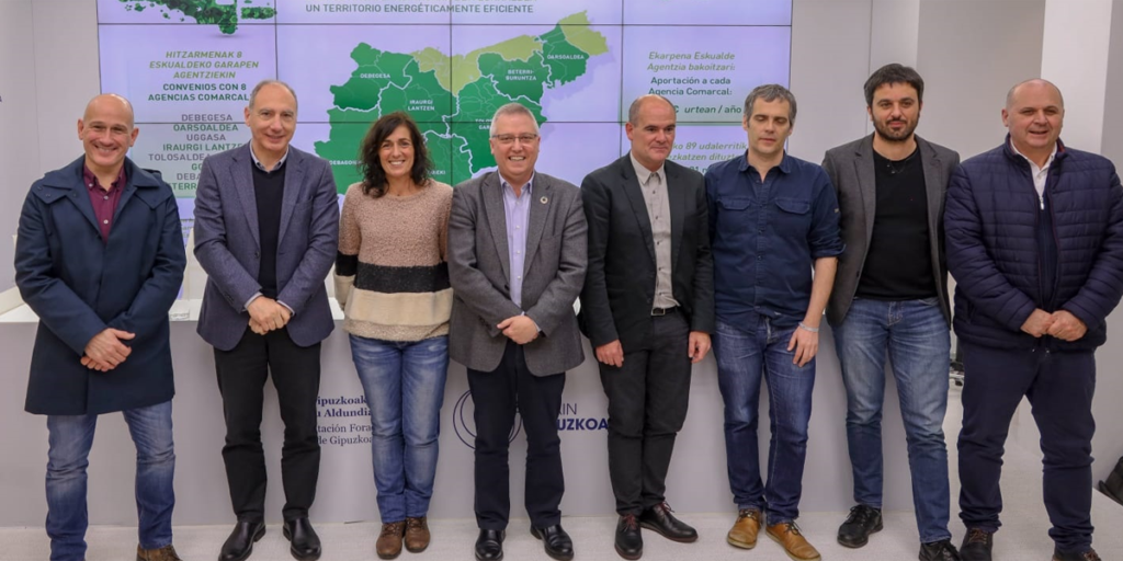 Representantes de las ocho comarcas firmantes del convenio con la Diputación de Gipukcoa.