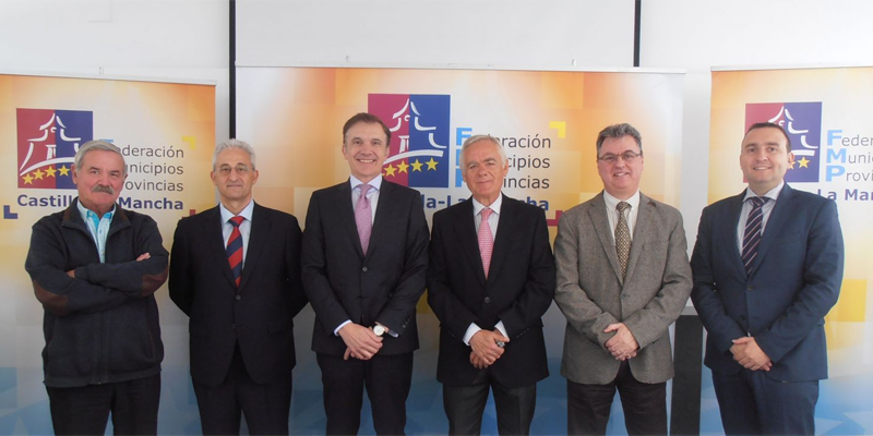 Firmantes del contrato mixto de servicios y suministros de la Federación de Municipios de Castilla-La Mancha con Elecnor.