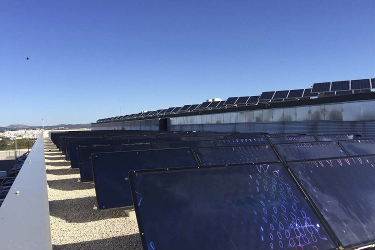 Instalación solar sobre la cubierta del hospital Serranía de Ronda
