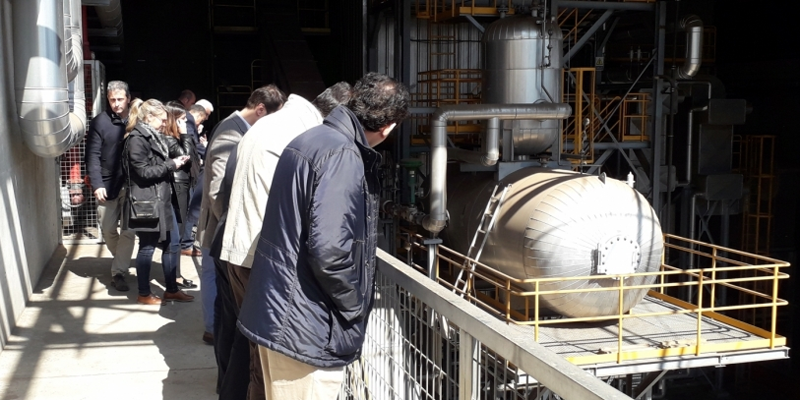 Expertos visitan las instalaciones de la central térmica de la red de calor y frío Ecoenergies.