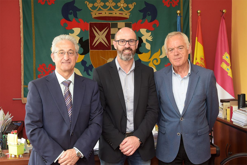 Participantes en la firma del Proyecto CLIME en el Ayuntamiento de Argamasilla de Alba. 