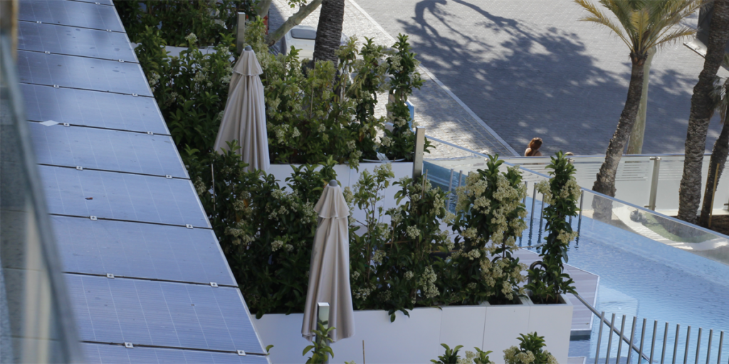 Pérgola fotovoltaica en el hotel Cimbel.