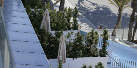 Habitaciones autosuficientes gracias a una pérgola fotovoltaica en un hotel de Benidorm
