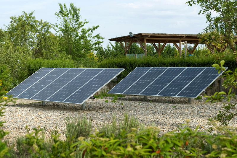 Paneles fotovoltaicos instalados en el parque de naturaleza Sendaviva.