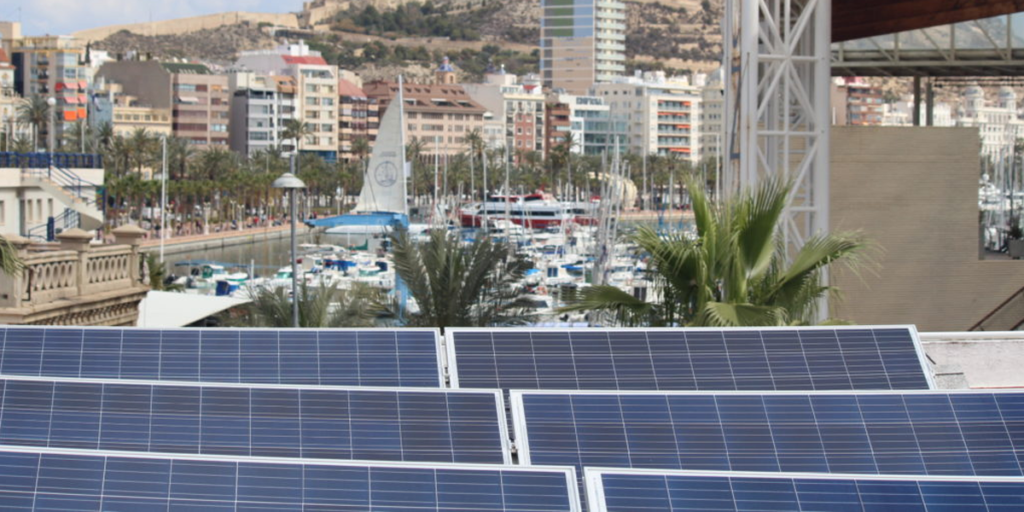 Puerto de Alicante con placas solares.