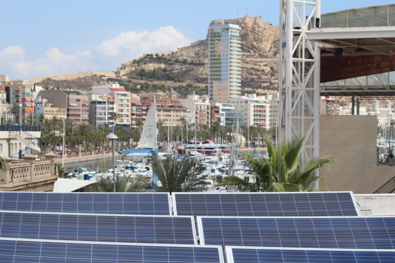 Puerto de Alicante con placas solares. 