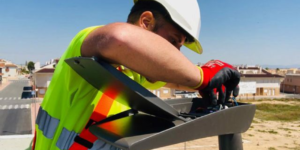 Operarios realizando las tareas de renovación del alumbrado público de Las Torres de Cotillas.