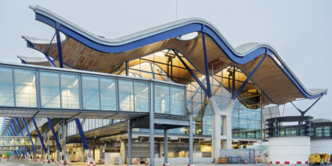Durante 2020 la electricidad consumida por los aeropuertos de Aena procederá en un 100% de energías renovables