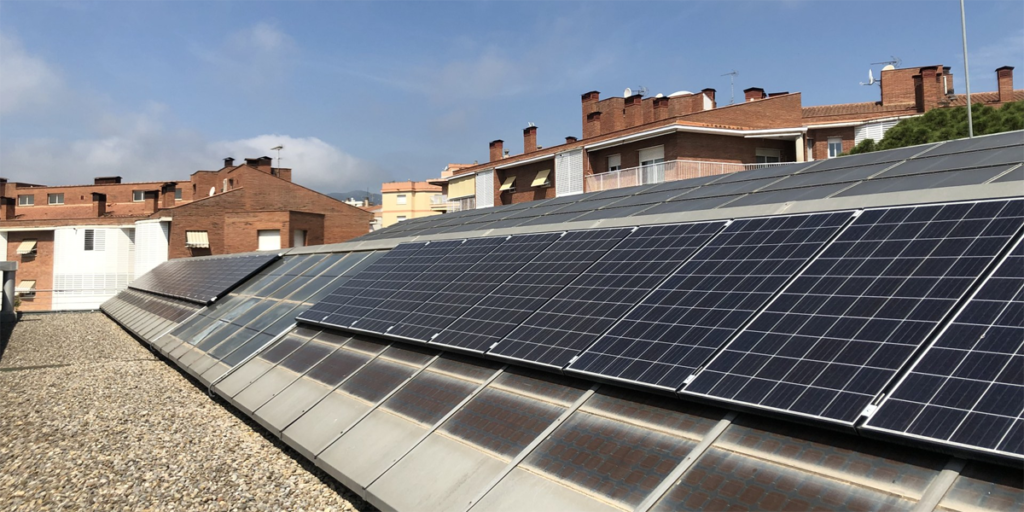 Placas fotovoltaicas en el tejado de la Biblioteca Pompeu Fabra. Foto: Ayuntamiento de Mataró.
