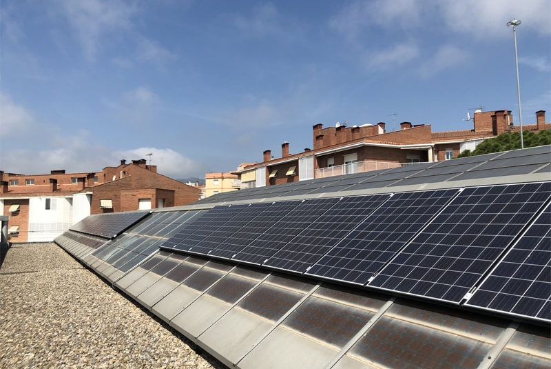 Placas fotovoltaicas en el tejado de la Biblioteca Pompeu Fabra. Foto: Ayuntamiento de Mataró.