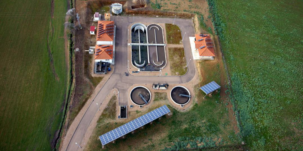 foto aérea depuradora de aguas residuales con instalación de paneles fotovoltaicos