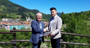 El diputado de Medio Ambiente en funciones, José Ignacio Asensio, y el alcalde de Zumarraga en funciones, Mikel Serrano.