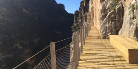 Iluminación LED y placas fotovoltaicas en el centro de recepción de visitantes del Caminito del Rey, en Málaga