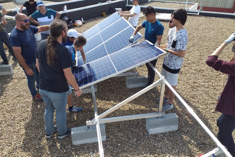 Alumnos de FP del IES Prado de Santo Domingo de Alcorcón (Madrid) durante las tareas de instalación de los paneles fotovoltaicos para autoconsumo eléctrico. 
