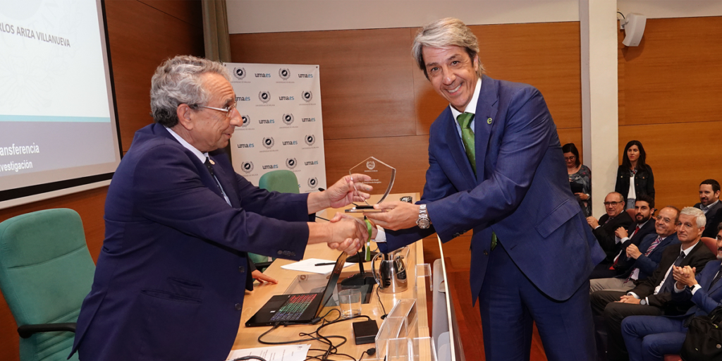 Antonio Ariza, consejero de administración de Feníe Energía, recoge el reconocimiento.