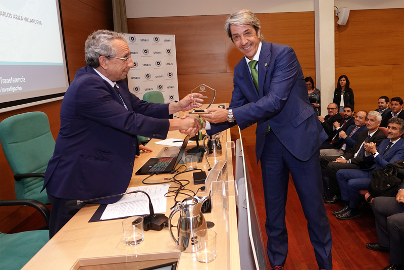 Antonio Ariza, consejero de administración de Feníe Energía, recoge el reconocimiento.