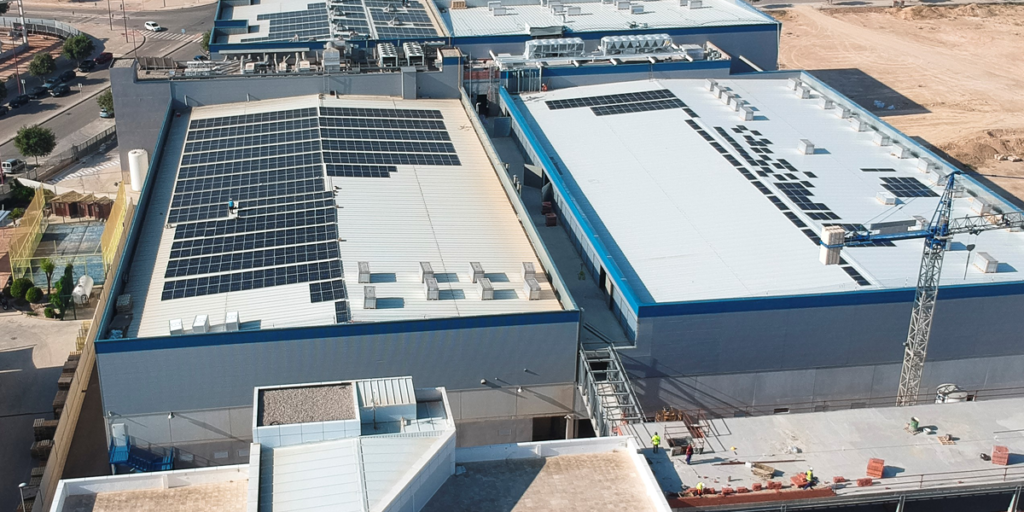 Trabajos de montaje de la instalación de autoconsumo fotovoltaico sobre la cubierta de la fábrica de Martínez Nieto.