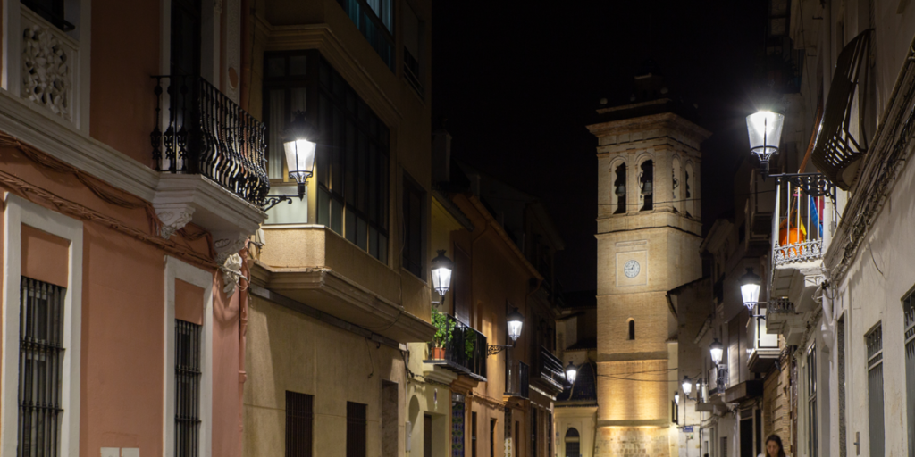 Calle de Torrente iluminda con farolas que incorporan tecnología LED