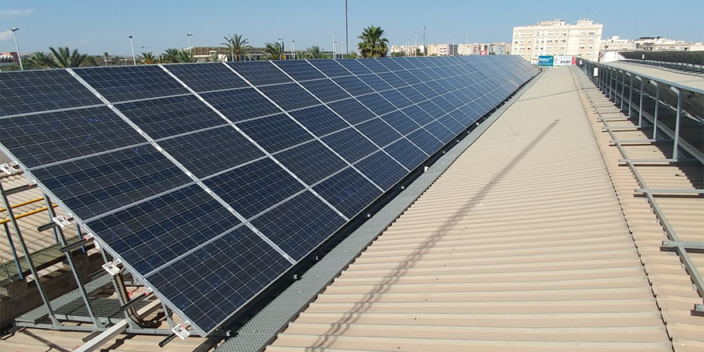 La instalación fotovoltaica consta de 66 placas solares sobre la cubierta del Palacio de los Deportes. Fuente : Archivo UMG.