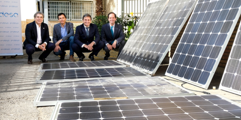 La Universidad de Sevilla recibe una donación de 30 placas solares para el Proyecto Aura