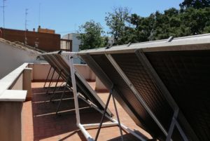 Instalación solar térmica en la azotea de Casa Caridad.