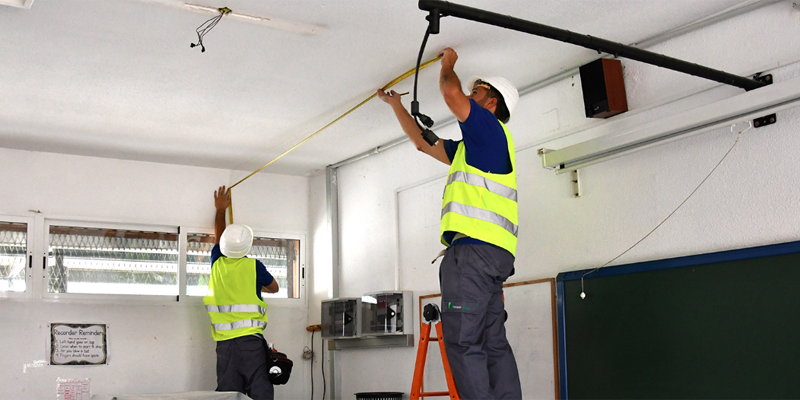 Trabajadores ejecutando las obras para mejorar la eficiencia energética en uno de los colegios públicos de Palma del Río.