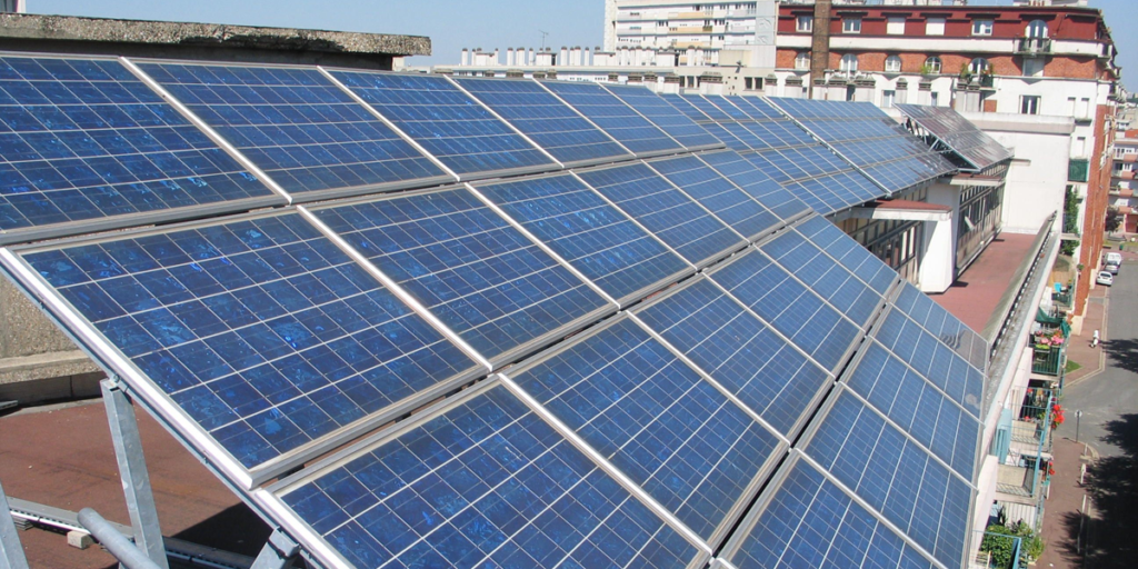 Placas fotovoltaicas integrada en un edificio de viviendas.