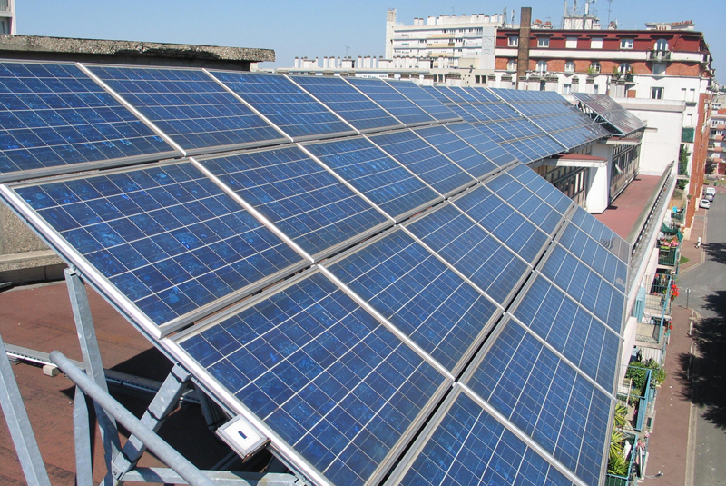 Placas fotovoltaicas integrada en un edificio de viviendas. 