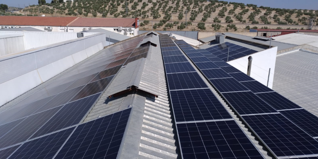 Instalación fotovoltaica sobre la cubierta de la empres Embutidos Toledano, llevada a cabo por Enchufe Solar.