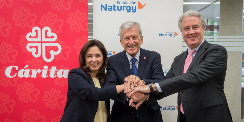 María Eugenia Coronado, directora general de la Fundación Naturgy, Manuel Bretón, presidente de Cáritas España, y Jordi Garcia Tabernero, vicepresidente de la Fundación Naturgy.