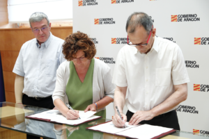 Firma del convenio entre Gobierno de Aragón y Ecodes para luchar contra la pobreza energética.