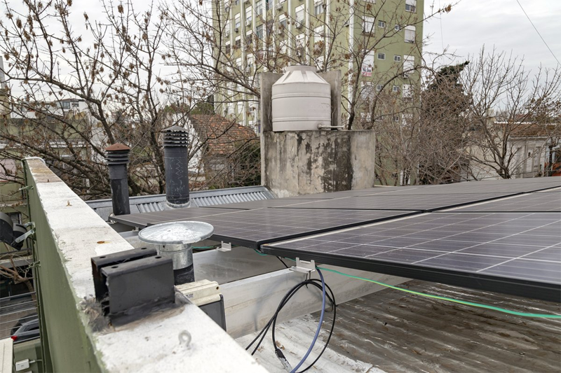 Instalación fotovoltaica de autoconsumo sobre cubierta de edificio. 