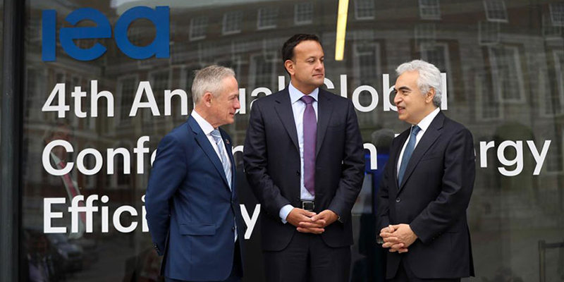 El Dr. Fatih Birol (derecha) con el Primer Ministro irlandés Leo Varadkar (centro) y el Ministro de Energía irlandés Richard Bruton (izquierda) (Fotografía: AIE)
