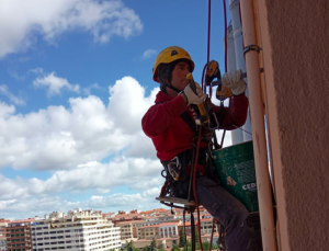 Trabajador de Rebi en las tareas de instalación de los tubos de la Red de Calor con Biomasa de Soria.
