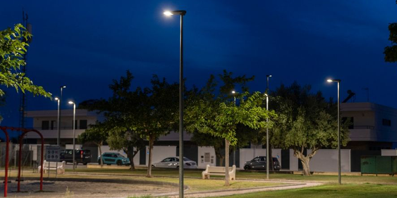 Uno de los parques de La Pobla de Vallbona (Valencia) con las nuevas luminarias de Schréder.