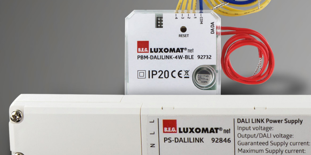 El sistema de control de iluminación DALI Link consta de fuente de alimentación, multisensor y un módulo de pulsador cuádruple con función Bluetotth integrada.