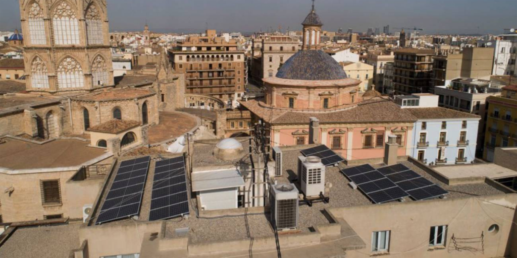 Placas solares sobre el edificio municipal del Ayuntamiento de Valencia "Punt de Ganxo".