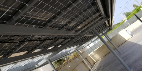 Entidad tasadora de viviendas de Benidorm instala una pérgola fotovoltaica en su aparcamiento