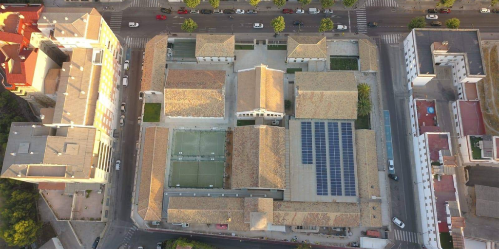 Vista aérea del complejo deportivo Eduardo Latorre, el último de los edificios municipales del Ayuntamiento de Alcoy en instalar una planta fotovoltaica de autoconsumo.
